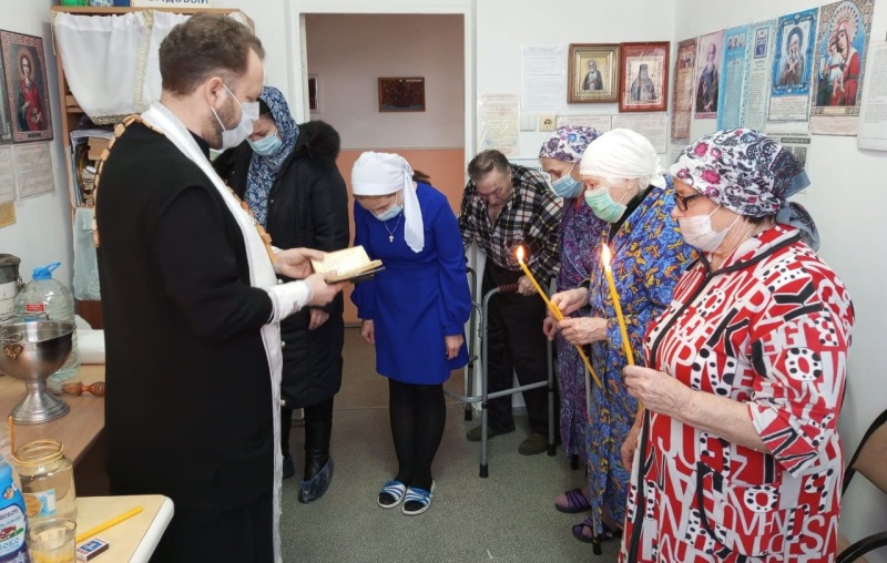 Протоиерей Роман Мясников в праздник Крещения Господня освятил воду в доме престарелых п. Садовый