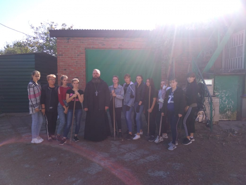 Студенты Миллеровского техникума агропромышленных технологий и управления провели субботник во дворе Свято-Андреевского храма