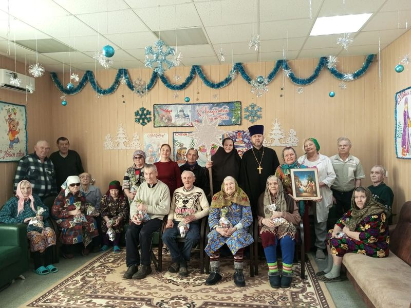 Протоиерей Роман Мясников в дни святок посетил дом престарелых