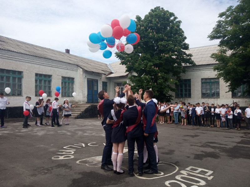 В Ударниковской средней общеобразовательной школе прозвенел «Последний звонок». Иерей Сергий Столяров благословил выпускников