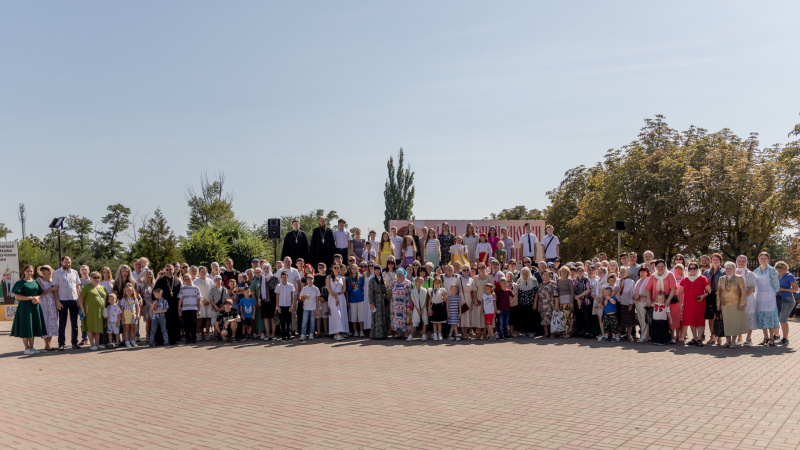 На Соборной площади Покровского кафедрального собора города Шахты прошёл концерт, посвящённый Дню семьи, любви и верности