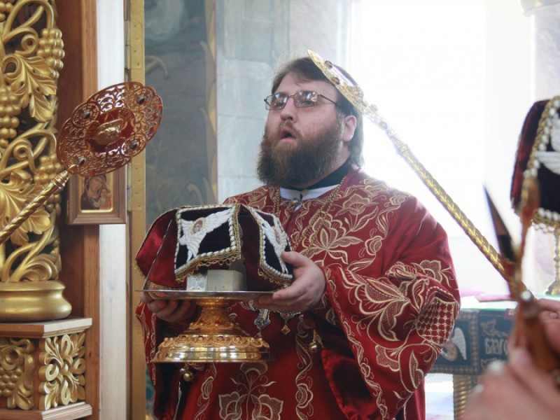 В день празднования памяти жен-мироносиц епископ Игнатий совершил Литургию в Покровском кафедральном соборе г. Шахты