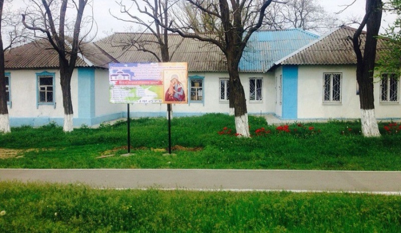 Работы по благоукрашению храма в честь образа Пресвятой Богородицы Взыскание погибших г. Шахты ведут прихожане и настоятель иеромонах Варнава (Максименко)