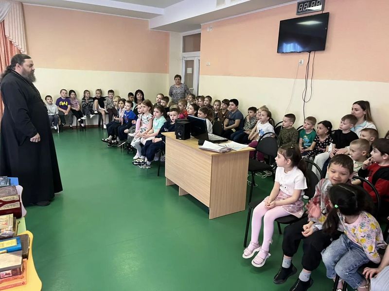 «Книги открывают мир добра»: настоятель храма станицы Кривянской посетил детский сад «Непоседы» в День православной книги