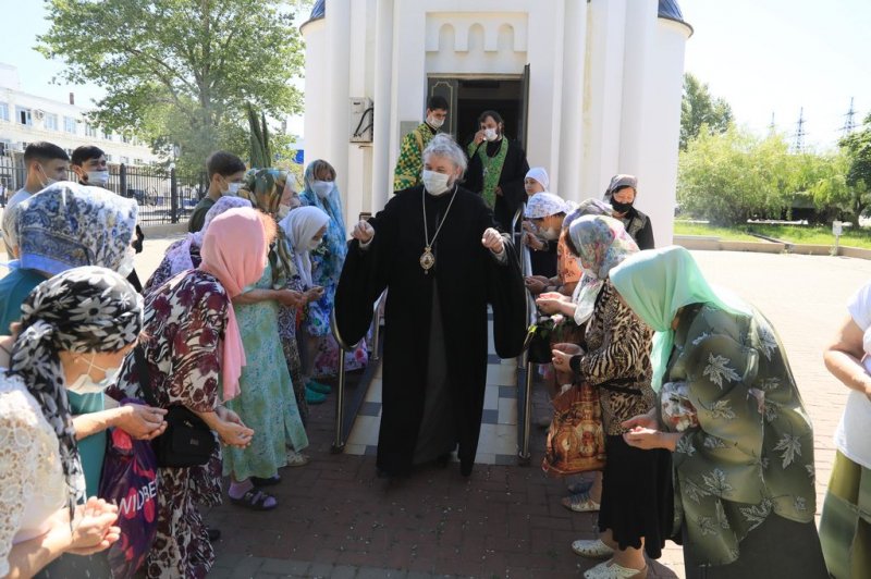 В День Святого Духа Преосвященнейший епископ Симон совершил Божественную литургию в храме пророка Иоанна Крестителя г. Шахты