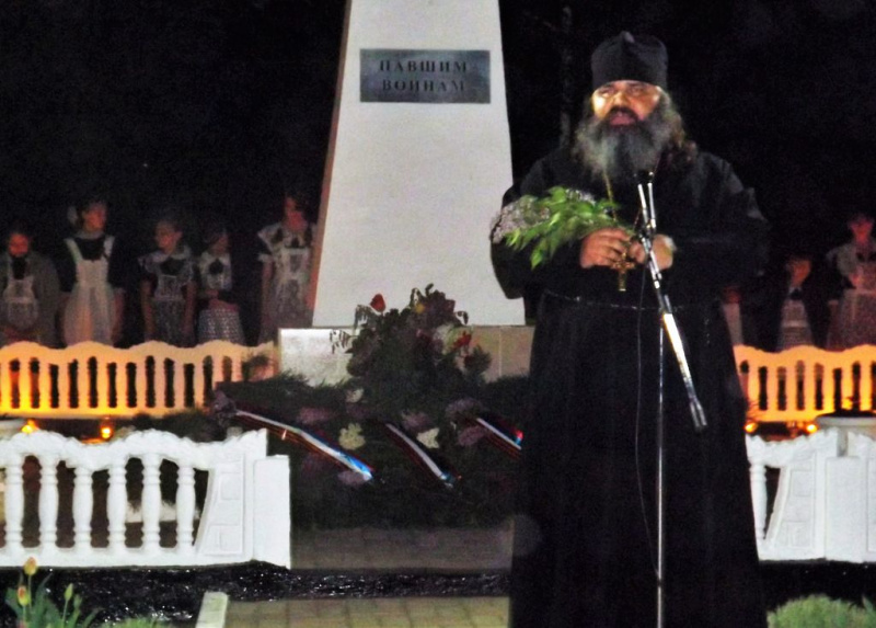 Накануне Дня Великой Победы, 8 мая на главной площади станицы Шумилинской вечером было многолюдно