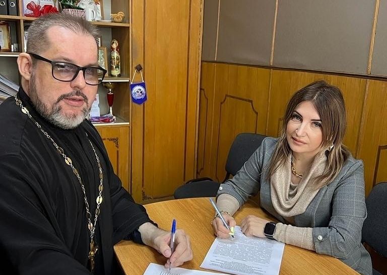Иерей Евгений Поцелуев и директор школы № 23 подписали соглашение о сотрудничестве