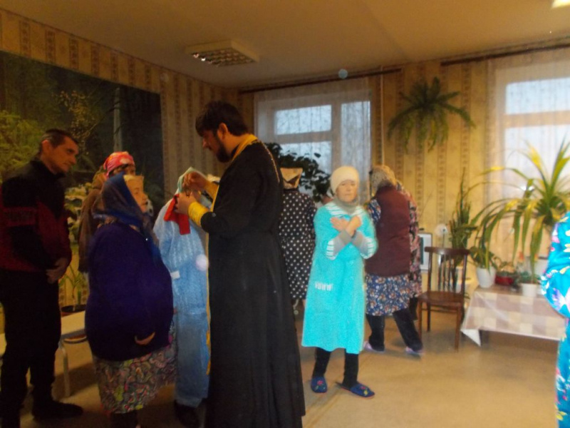 Протоиерей Александр Барановский посетил центральную городскую больницу г. Донецка и причастил Святых Христовых Таин пациентов