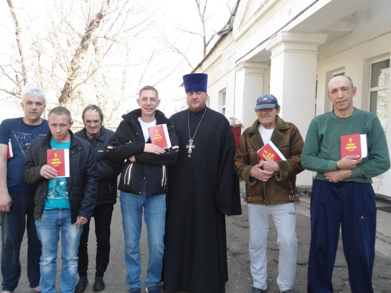 Пациенты наркологического отделения №2 больницы города Каменск-Шахтинский получили книгу Святое Евангелие в подарок и узнали от настоятеля храма Почаевской иконы Божией Матери протоиерея Вячеслава Лавлинского о важности чтения и познания духовных книг
