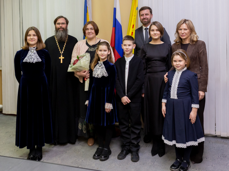 Депутат Государственной Думы Российской Федерации Екатерина Стенякина поздравила регента Покровского кафедрального собора с Днем матери