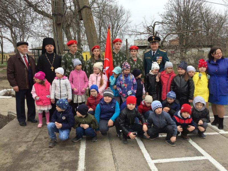 Иеромонах Никон и подполковник А. В. Пилипенко провели встречу с членами отряда «Юнармия» г. Красный Сулин