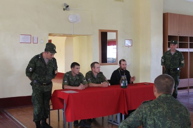 Священник Александровск-Грушевского благочиния встретился с военнослужащими