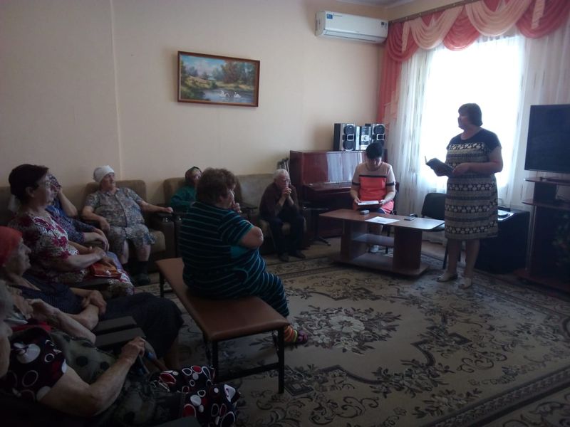 В Социально-реабилитационном отделении для пожилых людей и инвалидов пос. Каменоломни состоялся час духовного общения «Три Спаса в августе – история, традиции»