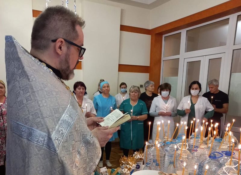 В лечебно-реабилитационном центре № 2 иерей Евгений Поцелуев совершил чин освящения воды и рассказал о духовной сути праздника Крещения Господня
