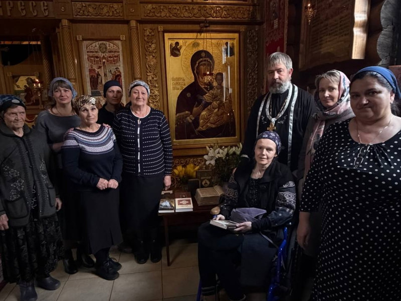 В храме поселка Таловый открылась выставка православной книги