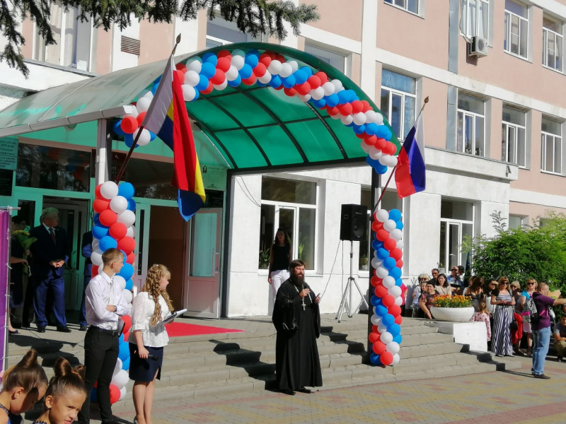 Настоятель Покровского кафедрального собора принял участие в торжеством мероприятии посвященном началу нового учебного года.