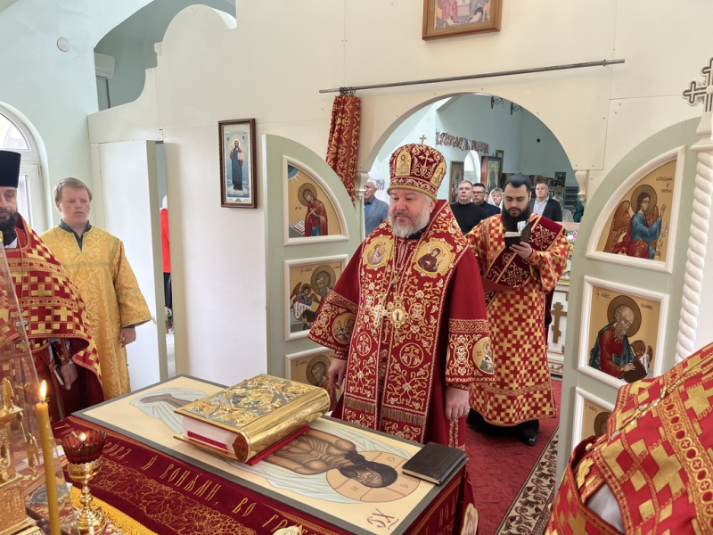 В престольный день Преосвященнейший епископ Симон совершил Божественную литургию в храме святого великомученика Георгия Победоносца поселка Новозарянский 