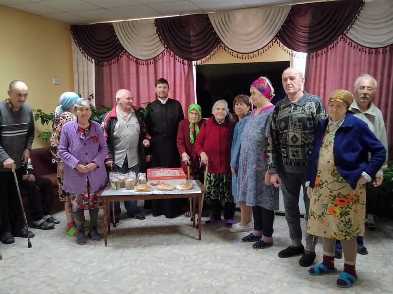 В пятницу Светлой седмицы социальный отдел храма Архистратига Михаила посетил дом престарелых хутора Колундаевского