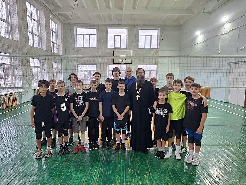 Благочинный Александровск-Грушевского округа благословил спортсменов на участие в соревнованиях