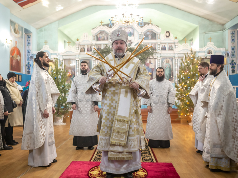 Божественная литургия в праздник Крещения Господня в храме Архистратига Михаила поселка Каменоломни