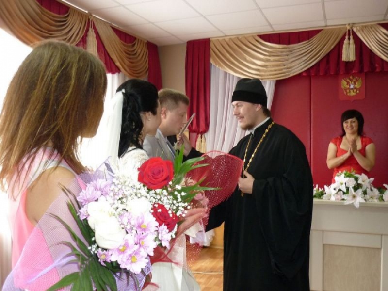 Иерей Сергий Сошкин поздравил супружеские пары, вступившие в брак