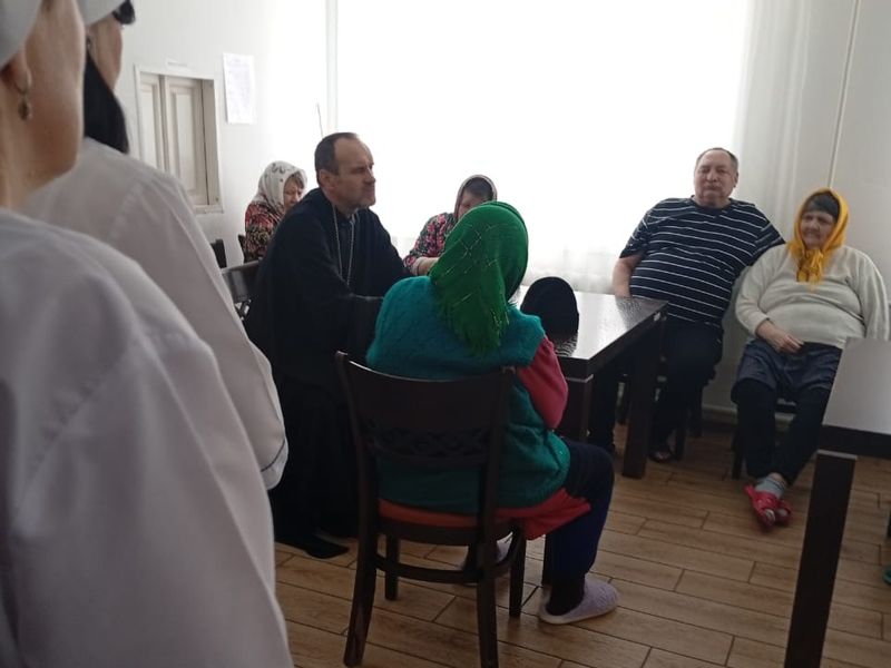 Священник провел беседу о православной книге для пожилых людей в социальном центре