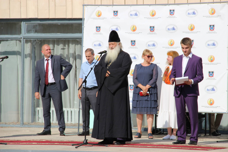 Иеромонах Николай (Наметышев) поздравил с Днем знаний преподавателей и студентов Донского государственного аграрного университета