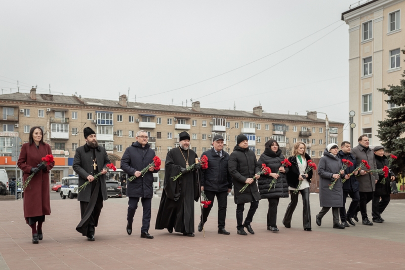 Возложение цветов к памятнику площади 40-летия Победы ко Дню защитника Отечества