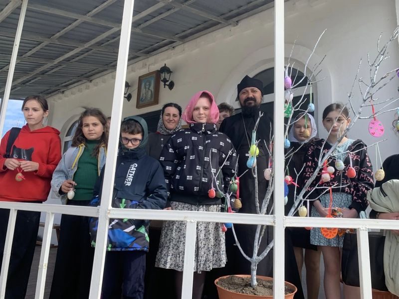 В храме Архангела Михаила украшают «Пасхальное дерево»