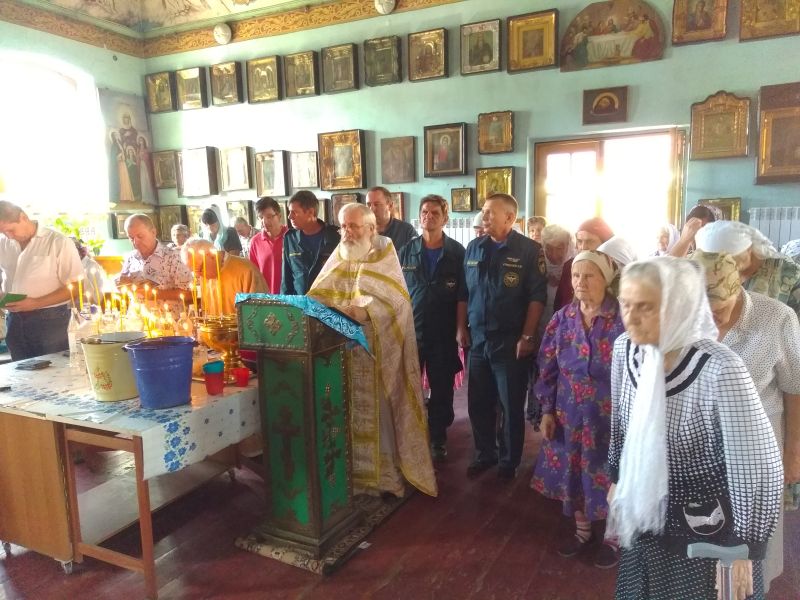 Сотрудники пожарно-спасательной части молились за молебном в шахтинском храме Вознесения Господня