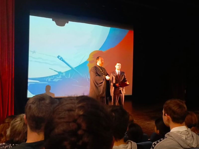 Протоиерей Роман Амплеев посетил премьеру документального фильма «Несущий свет» о военнослужащем-добровольце Максиме Летучем