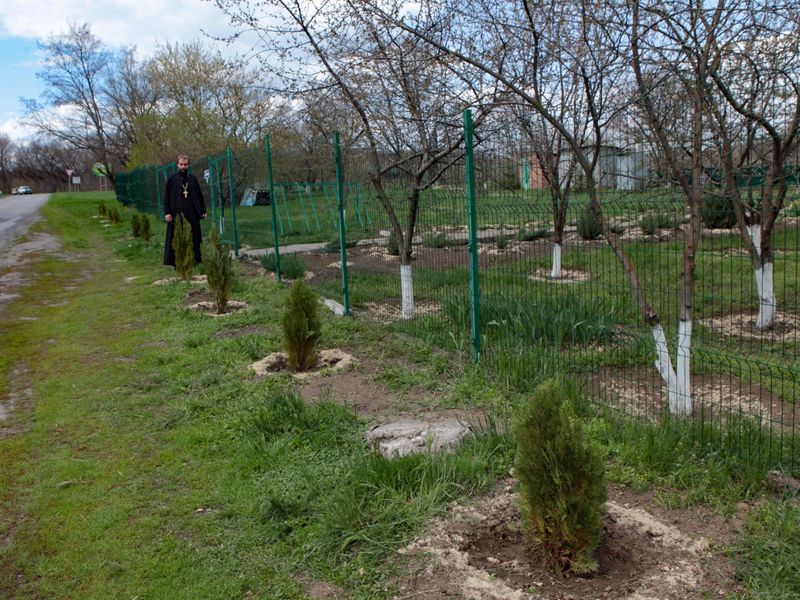 Прихожане храма святого князя Димитрия Донского поселка Нижнедонской благоустроили прилегающую территорию