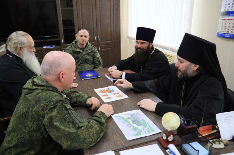 Епископ Шахтинский и Миллеровский Симон провел встречу с командиром 150-й дивизии Октябрьского района полковником Владимиром Хазретовичем Елкановым