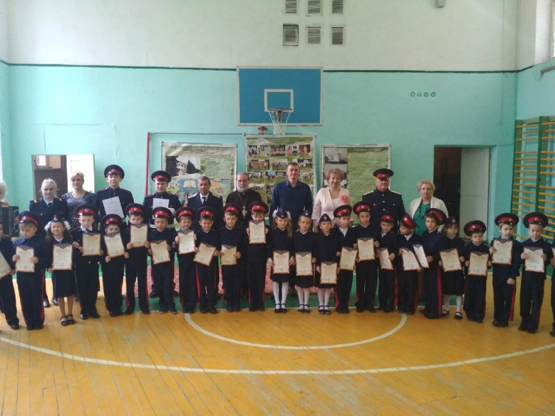 В Вешенской гимназии имени М.А. Шолохова первоклассников приняли в казачата. В мероприятии принял участие протоиерей Владимир Поляков
