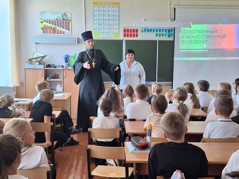 Священник посетил урок «Разговоры о важном»