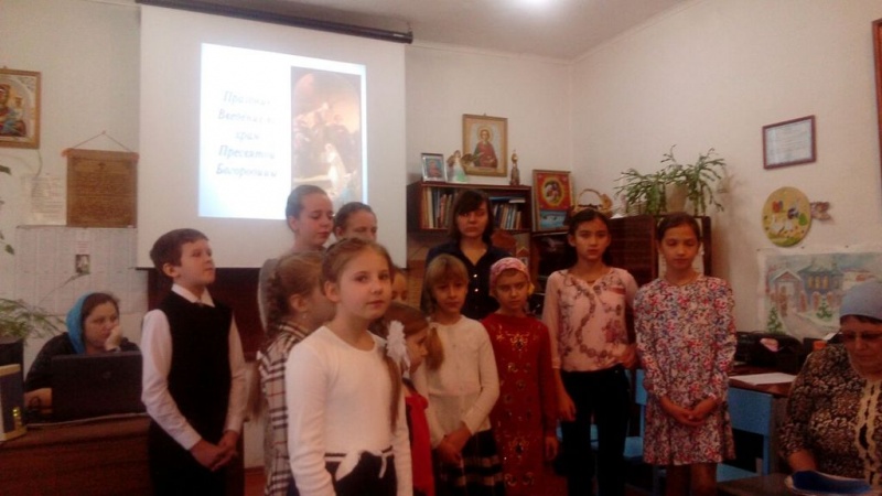 В воскресной школе при Свято-Пнтелеимоновском храме состоялось праздничное занятие «Материнский подвиг Пресвятой Богородицы»