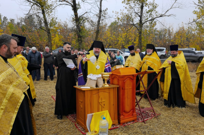Епископ Симон совершил молебен о благословении работ и урожая на донских полях