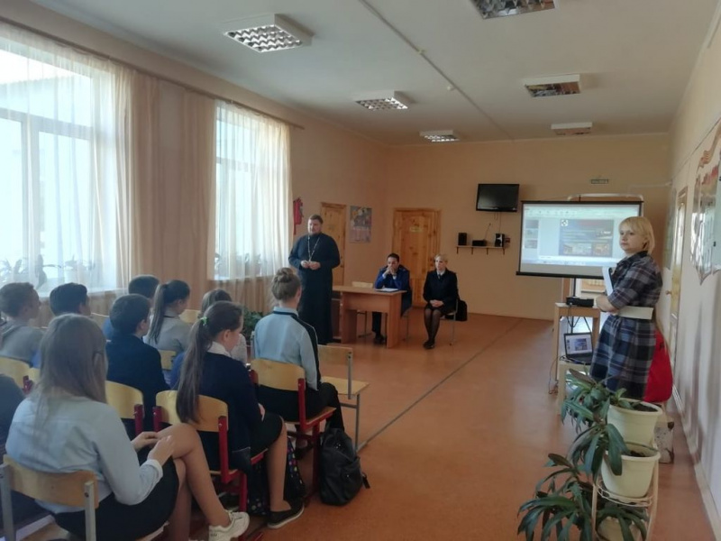 Благочинный приходов Донецкого округа в рамках программы «антитеррор» посетил МБОУ СОШ № 7 города Донецка