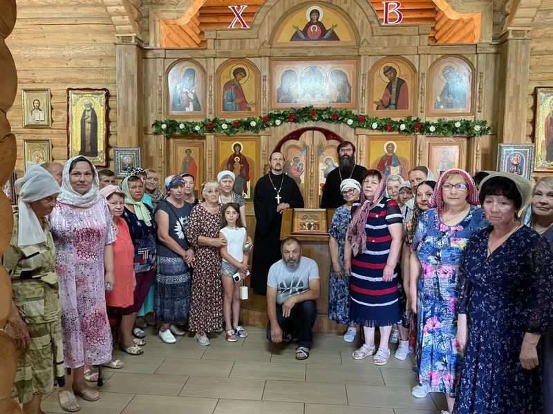 Благочинный Александровск-Грушевского округа представил приходу блаженной Матроны Московской нового настоятеля