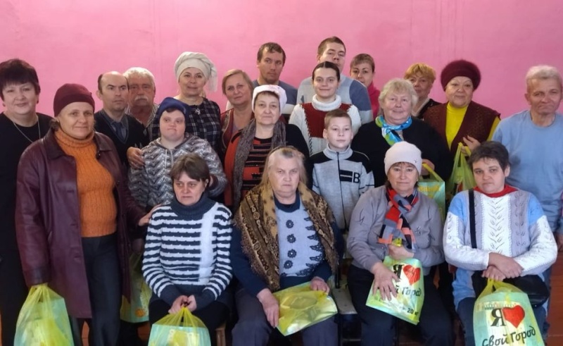 Веселый праздник для людей с ОВЗ прошел в клубе поселка им. М. Горького в Новошахтинске