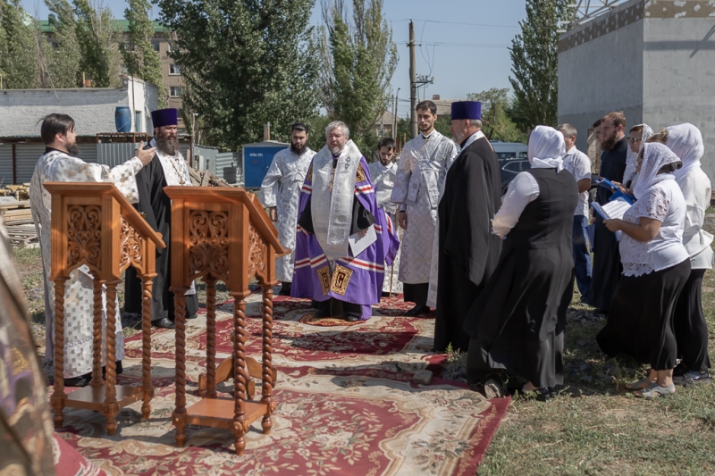 Преосвященнейший епископ Симон совершил чин освящения купола и креста для храма святых Веры, Надежды, Любови и матери их Софии