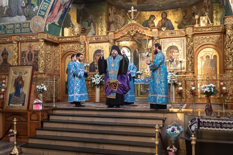 Накануне двунадесятого праздника Сретения Господня Преосвященнейший епископ Симон совершил всенощное бдение в Покровском кафедральном соборе города Шахты