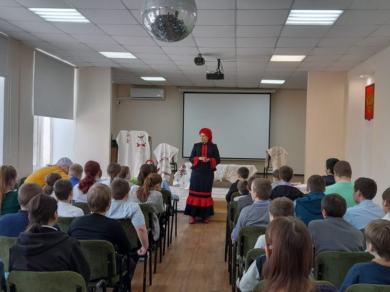 Выставка и беседа для воспитанников интерната № 33 города Новошахтинска