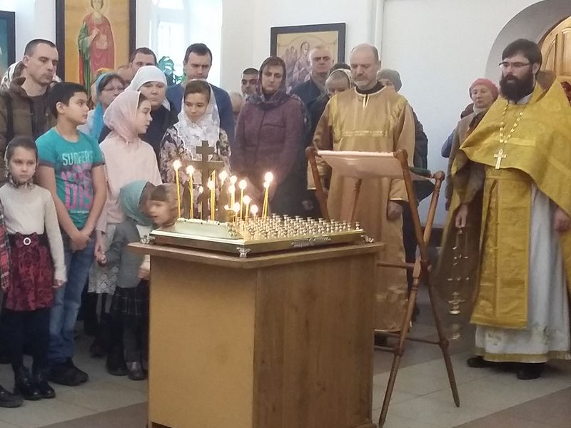 В Троицком храме Каменск-Шахтинского благочиния молились о тех, кто погиб в дорожно-транспортных происшествиях