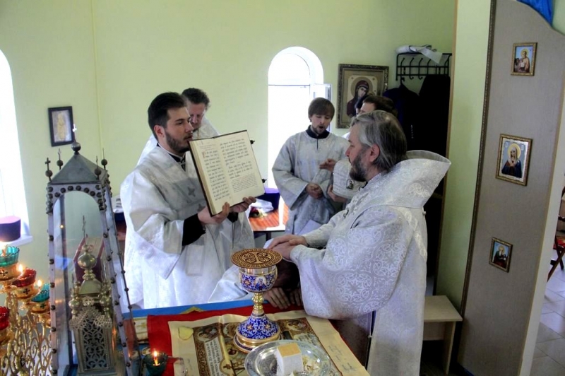 В Димитриевскую родительскую субботу владыка Симон возглавил Божественную литургию в храме праведного Иосифа Обручника г. Шахты и совершил диаконскую хиротонию