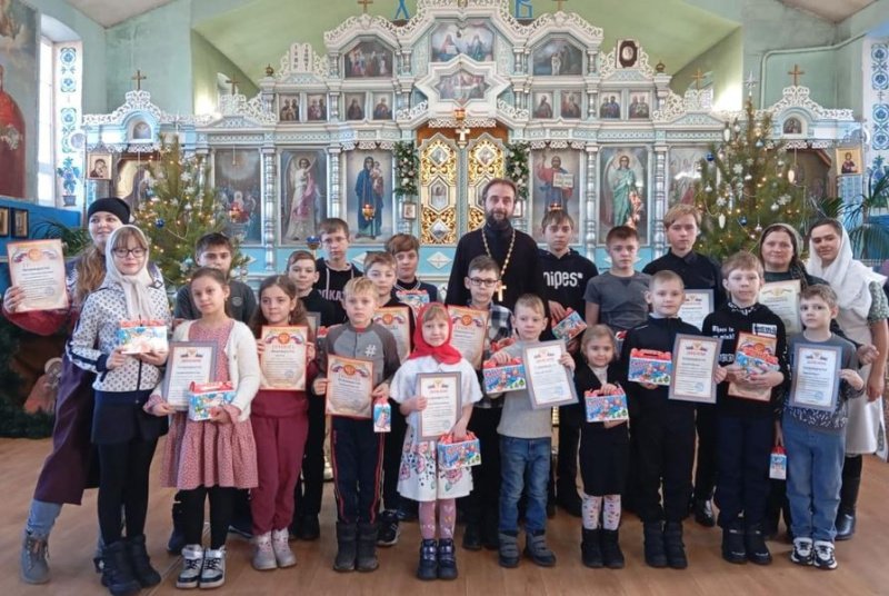 Благочинный приходов Нижнедонского округа наградил участников и победителей детских художественных конкурсов и конкурсов декоративно-прикладного творчества