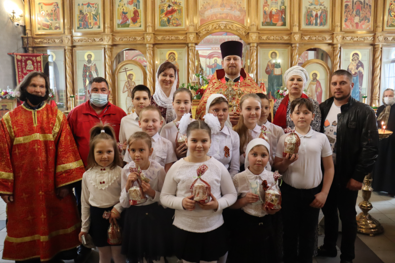 Воспитанники воскресной школы храма Донской иконы Богородицы г. Новошахтинска поздравили с Пасхой и Днем Победы настоятеля и прихожан
