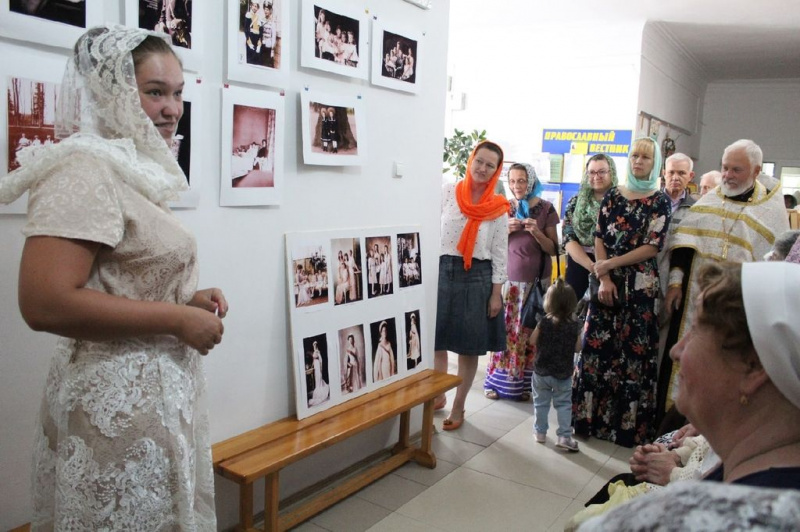 В храме целителя Пантелеимона г. Гуково завершилась работа фотовыставки «По страницам фотоальбома святой царской семьи»