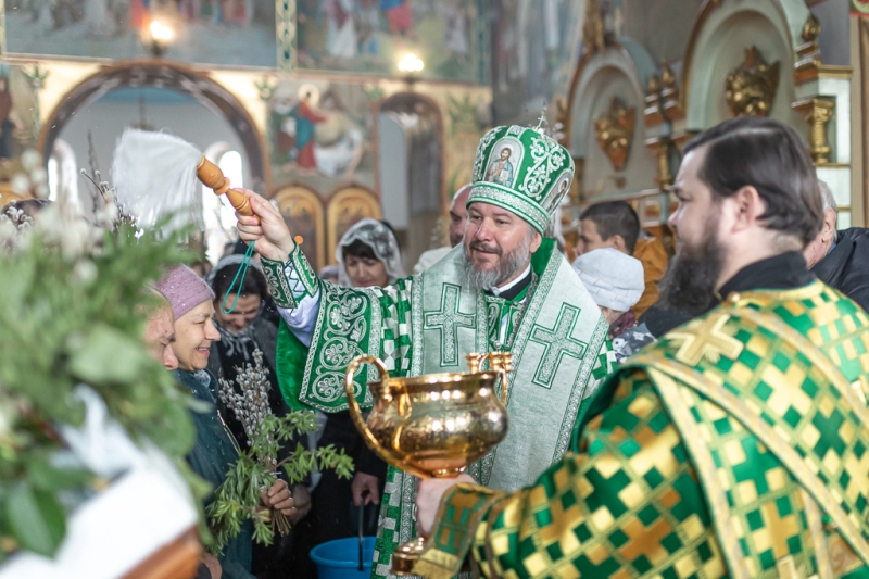 В праздник Входа Господня в Иерусалим епископ Симон совершил богослужение в Покровском кафедральном соборе города Шахты