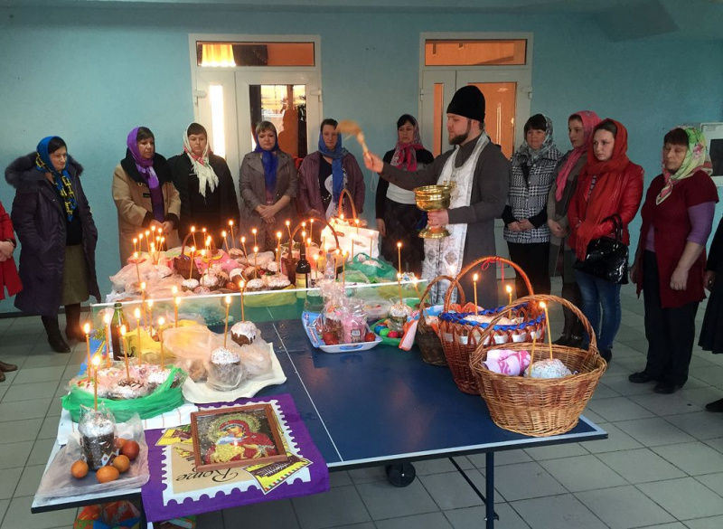 Благочинный приходов Кашарского округа иерей Георгий Грошев совершил объезд вверенного ему благочиния, совершив освящение пасхальных приношений